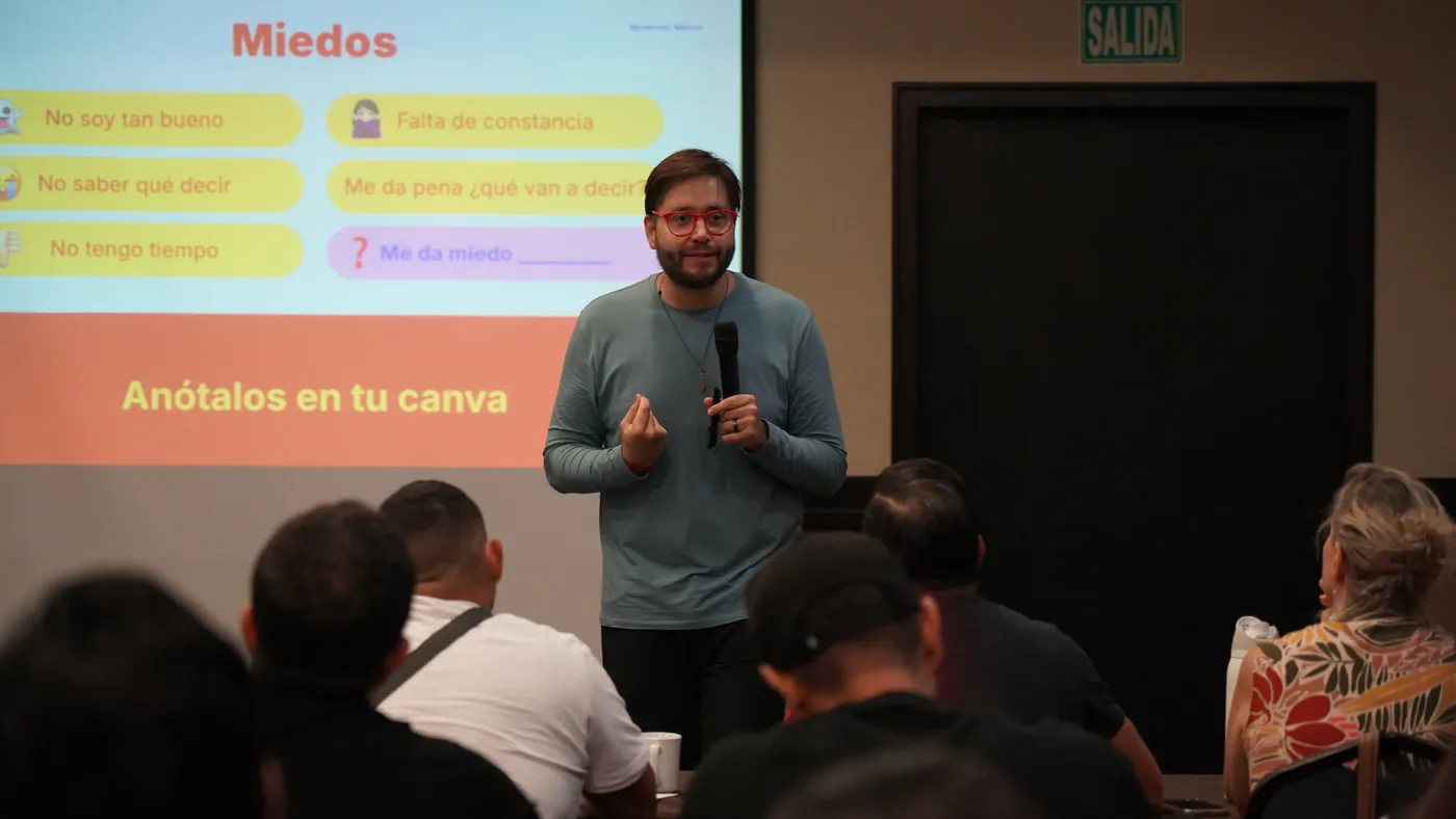 Rafa explicando los miedos al crear contenido frente al grupo