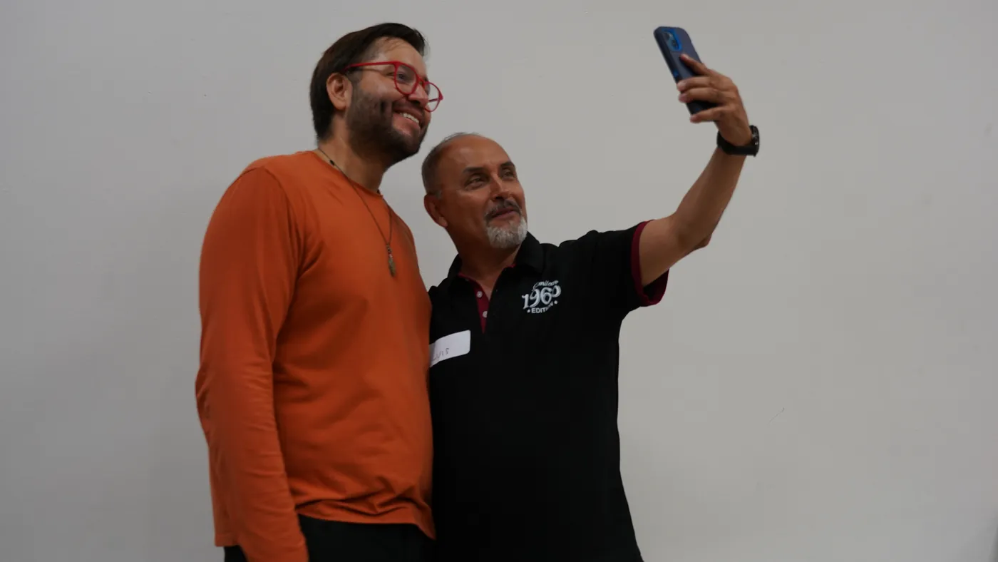 Rafa y un alumno sonriendo mientras graban una selfie