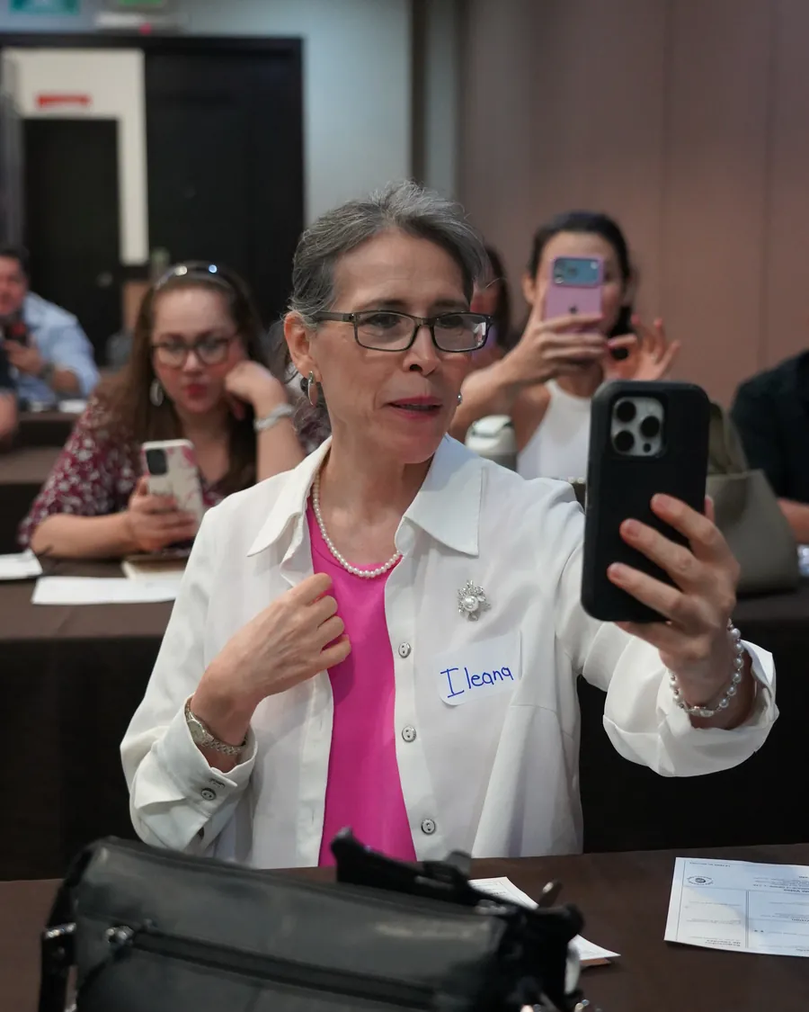 Alumna practicando su presentación frente a la cámara de su celular