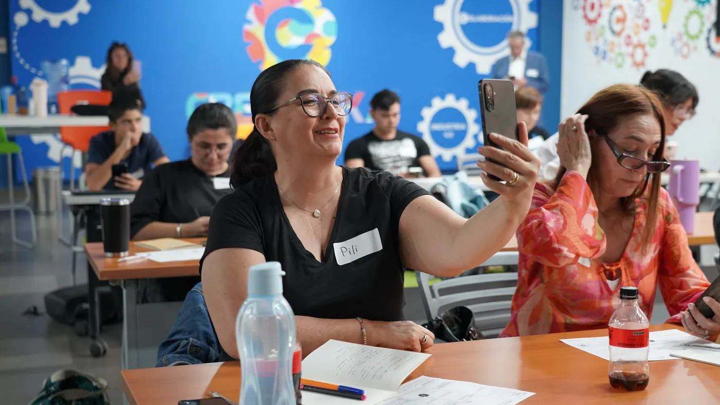 Alumna practicando una grabación con su celular durante el taller