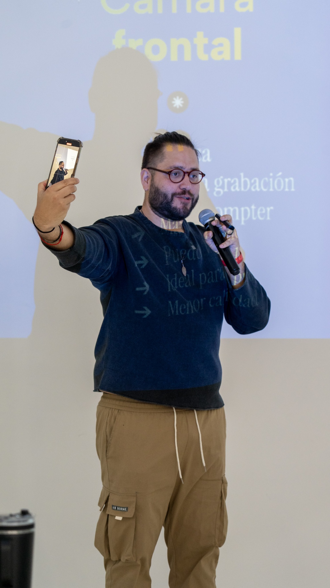 Rafa Pedraza explicando técnicas de creación de contenido a los asistentes