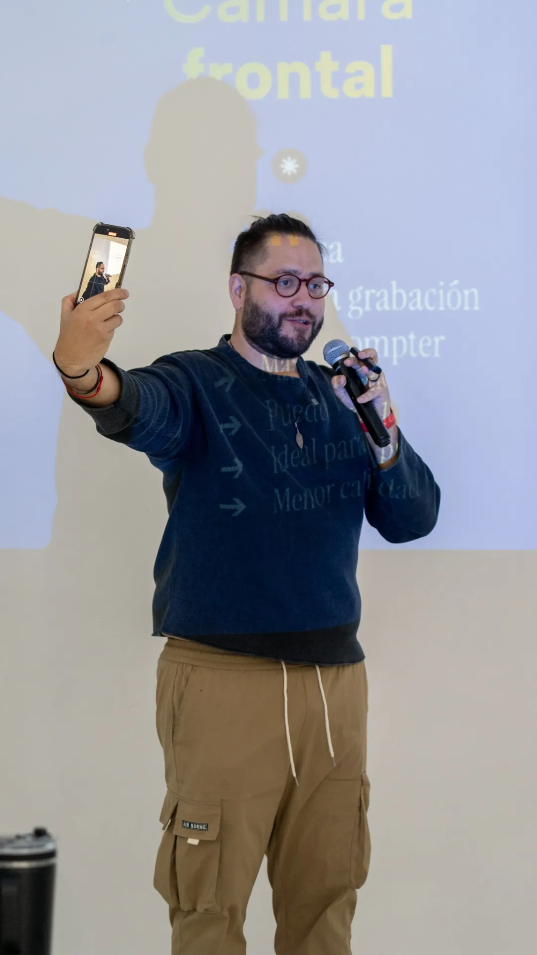Rafa Pedraza con micrófono explicando a los asistentes del taller