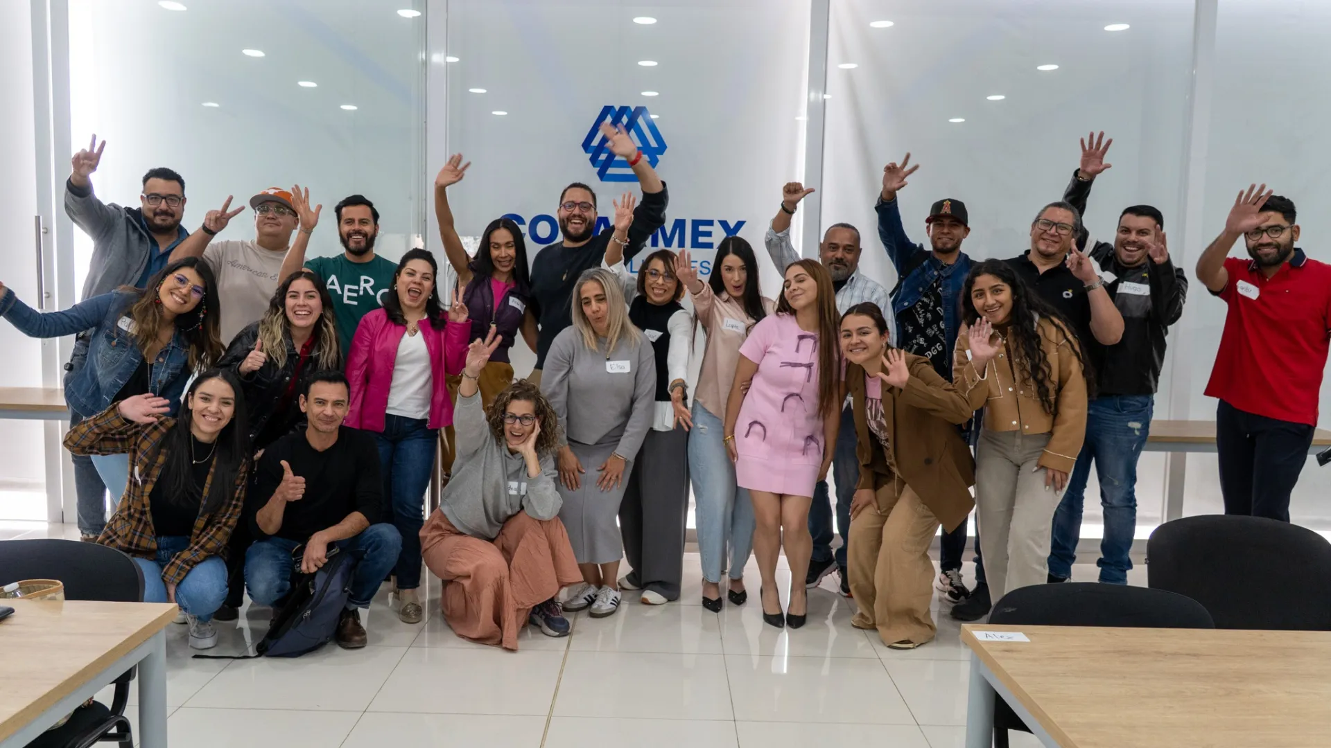Foto grupal de emprendedores en el taller presencial de Rafa