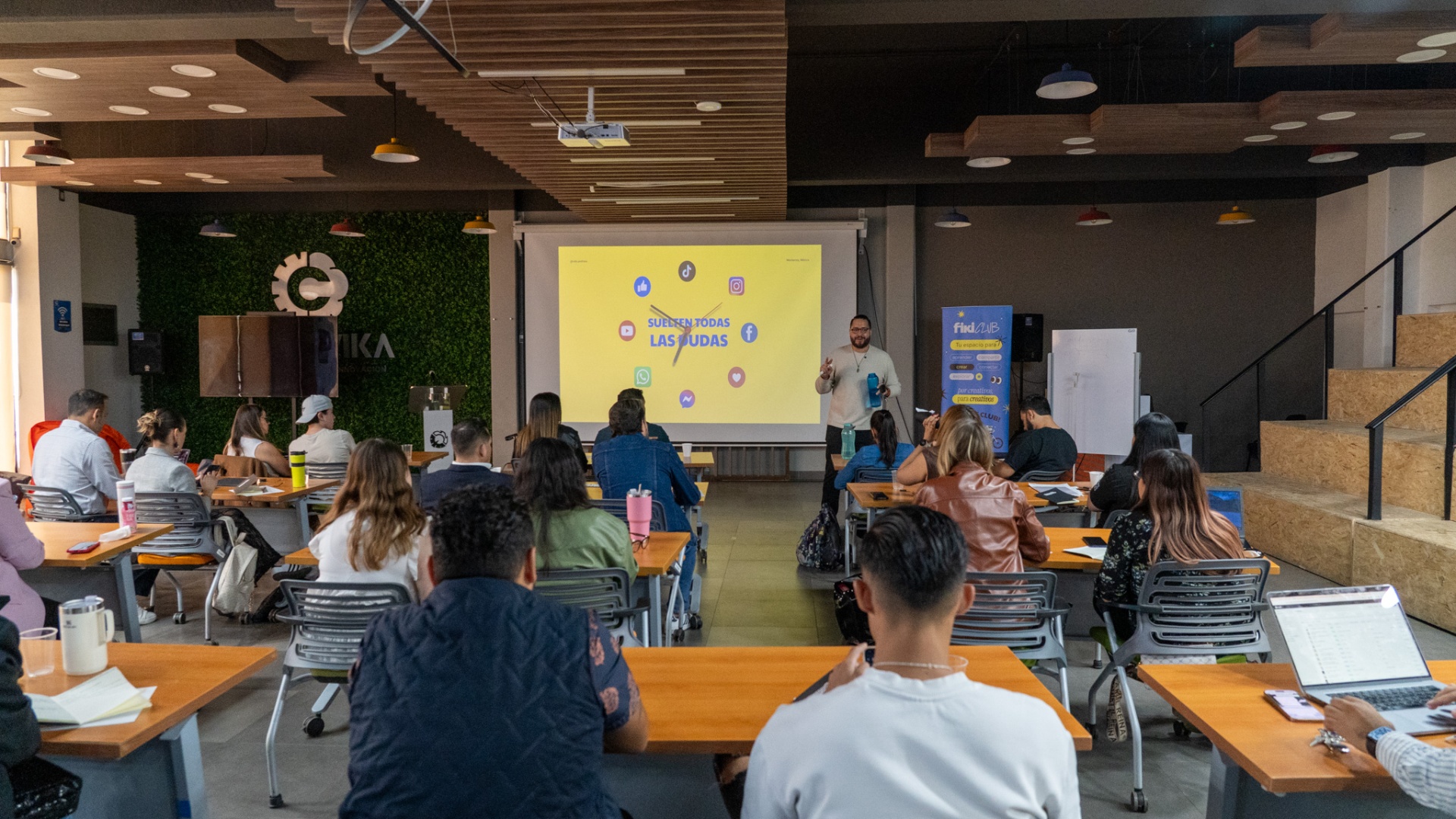 Networking entre emprendedores asistentes al taller de contenido